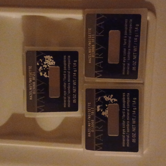 Mary Kay Mineral Eyeshadow - Hazelnut - New 3 Available - Picture 2 of 2